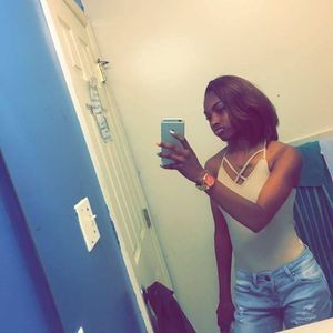 Meet your Posher, Kayla